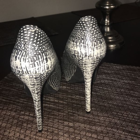 Steve Madden Nala Size 8M White Platform Pumps! - Picture 3 of 3